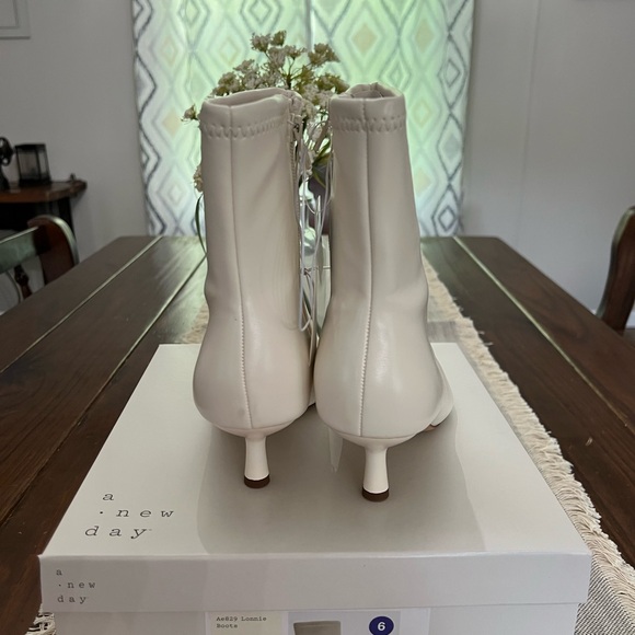 A New Day Womens Lonnie Kitten Heel Stretch Ankle Boots White 6M - Picture 5 of 6